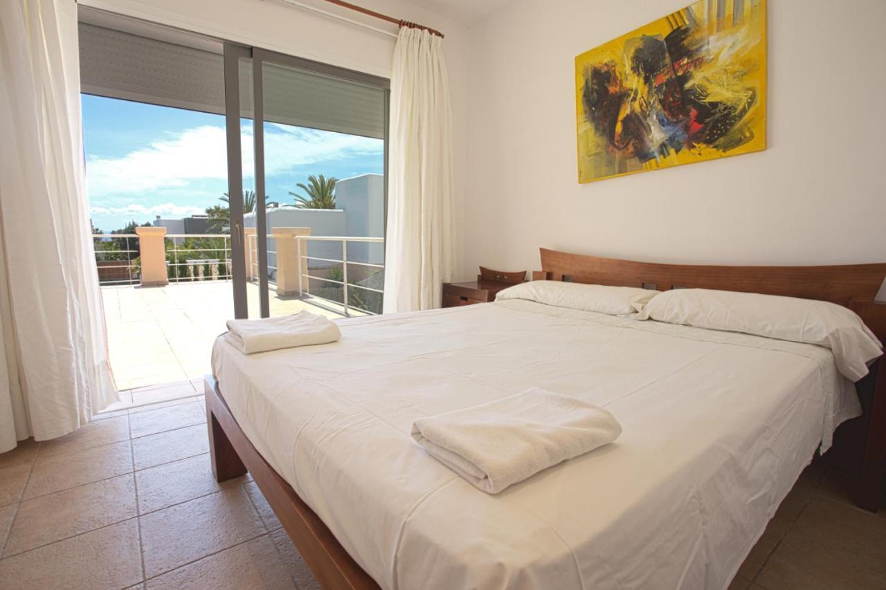 Villa Tom Is Near To Playa Den Bossa Sant Jordi de ses Salines Bagian luar foto