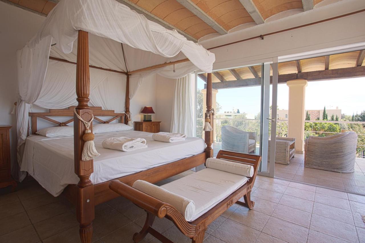 Villa Tom Is Near To Playa Den Bossa Sant Jordi de ses Salines Bagian luar foto